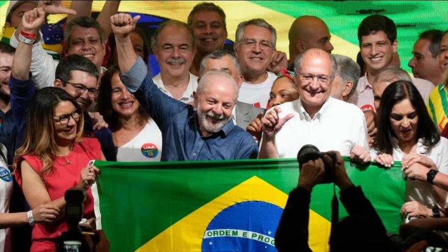 El presidente electo de Brasil, Lula da Silva, celebra en Sao Paulo su victoria en las presidenciales, 30 de octubre de 2022. (Foto: Getty Images)