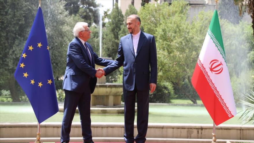 El canciller iraní, Hosein Amir Abdolahian (dcha.), recibe al jefe de la Política Exterior de la UE, Josep Borrell, en Teherán, 25 de junio de 2022. (Foto: Xinhua)