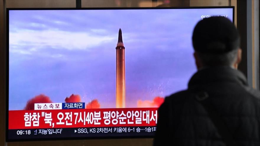 Pantalla de televisión en una estación de tren en Seúl muestra noticia con imágenes de una prueba de misiles de Pyongyang, 3 de noviembre de 2022. (Foto: AFP)