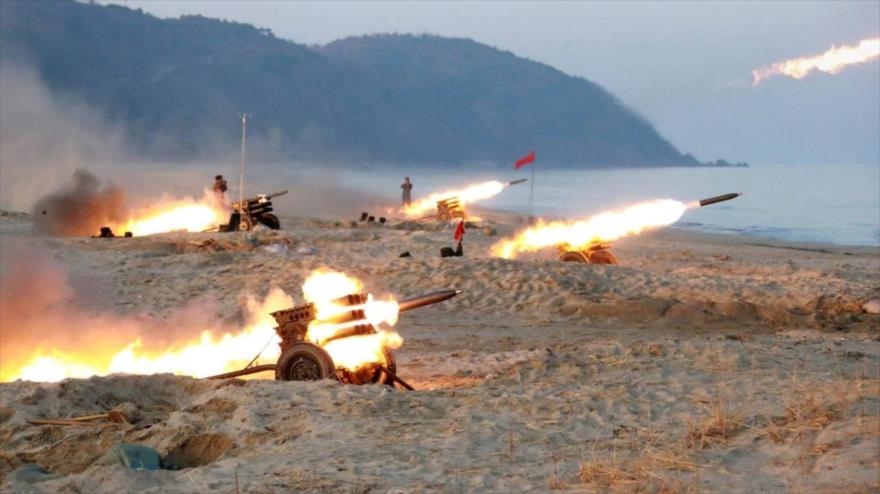 Corea del Norte dispara proyectiles de artillería al mar. (Foto: KCNA)