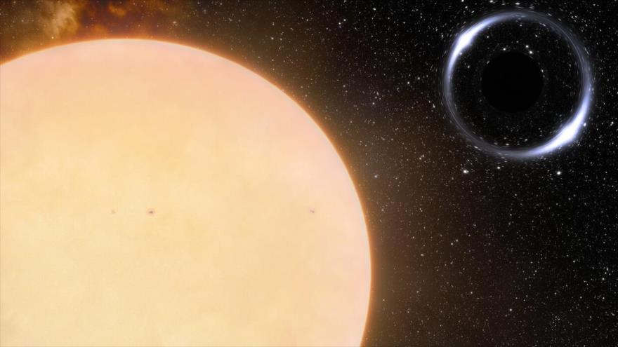 Impresión artística del nuevo descubierto agujero negro más cercano a la Tierra, denominado BH1, con su compañera estelar de tipo solar. (Foto: NOIRLAB)
