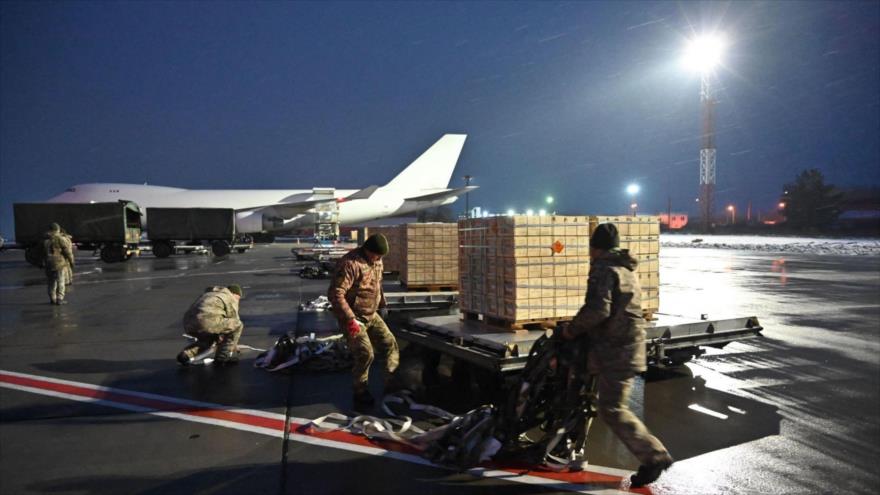 Militares ucranianos descargan ayudas militares estadounidenses, el aeropuerto Boryspil, Ucrania, 5 de febrero de 2022. (Foto: Getty Images)