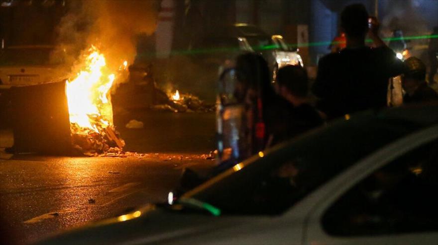 Alborotadores queman un contenedor de basura en Karaj, oeste de Teherán (capital iraní), durante disturbios callejeros. (Foto: IRNA)