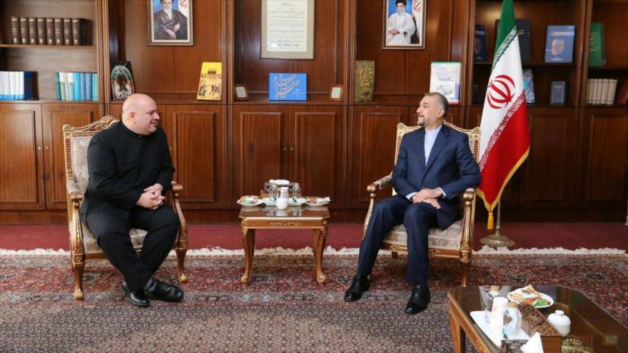 El canciller iraní, Hosein Amir Abdolahian (dcha.), y el viceministro de la Cancillería de Venezuela en Teherán, 5 de noviembre de 2022. (Foto: mfa.ir)