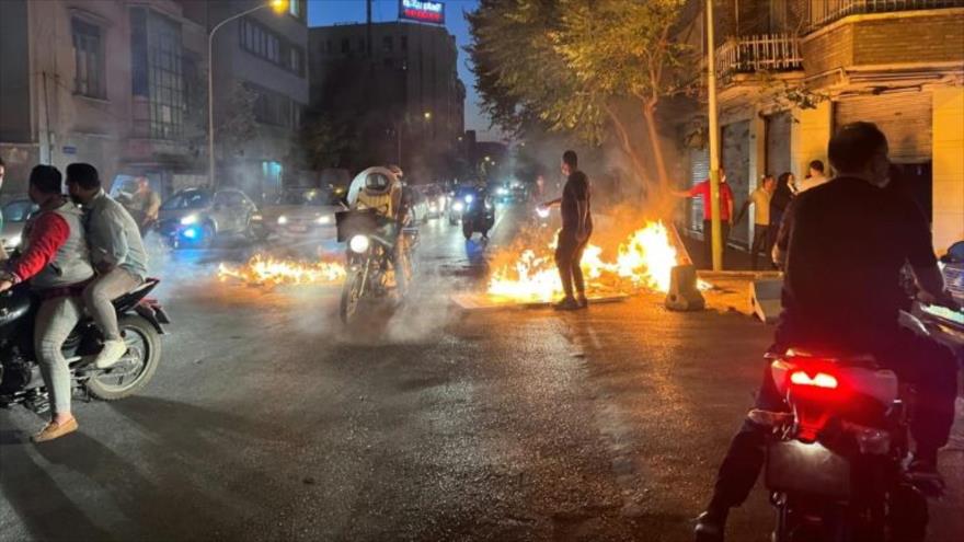 Objetos quemados durante los disturbios en una calle en Teherán, capital de Irán, 8 de octubre de 2022.