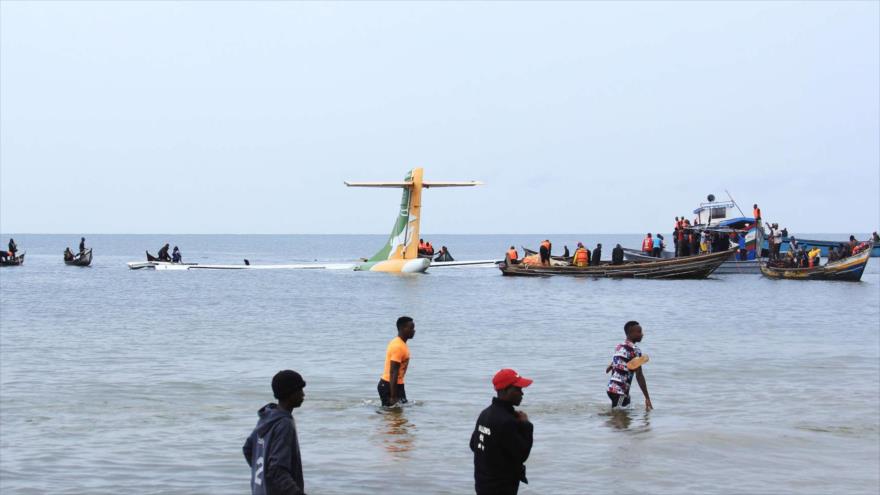 Los servicios de emergencia rescatan a los pasajeros del avión estrellado este domingo en el lago Victoria, Tanzania, 6 de noviembre de 2022.