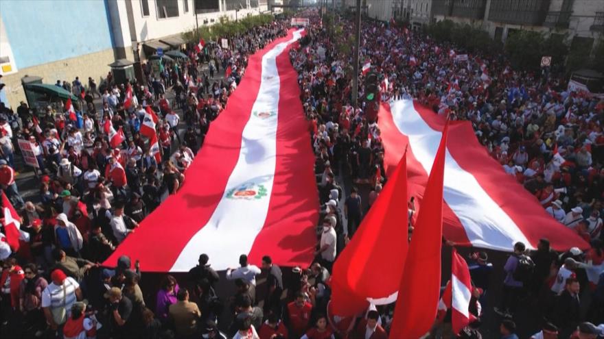 Partidarios de la oposición peruana piden renuncia de Pedro Castillo 