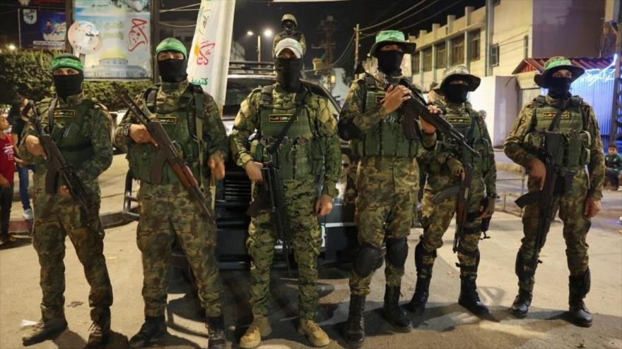 Combatientes de las Brigadas Ezzedin Al-Qassam, brazo militar del HAMAS, participación en una marcha en Rafah, 27 de octubre de 2022. (Foto: AFP)