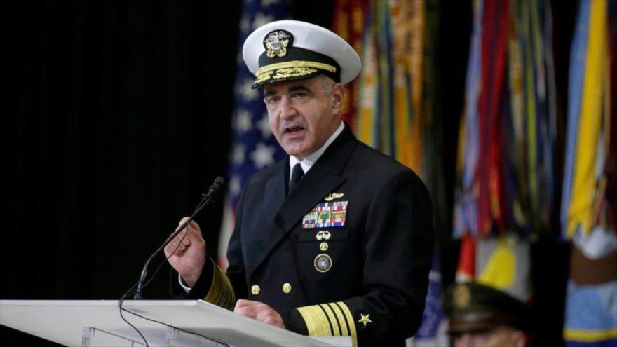El jefe del Comando Estratégico de EE.UU., el almirante Charles A. Richard, habla durante un evento en Nebraska. (Foto: VOA News)