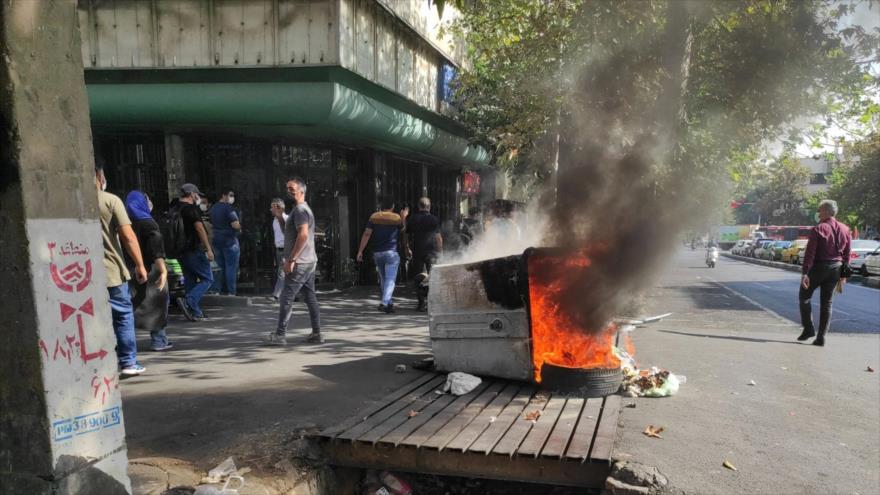 Alborotadores incendiaron propiedades públicas, Teherán, capital iraní, 1 de octubre de 2022.