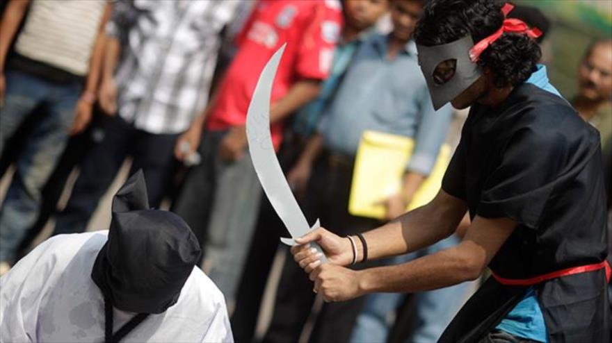 Una escena de ejecución simulada en protesta por la decapitación en Arabia Saudí, Dhaka, 15 de octubre de 2011. (Foto: Reuters)