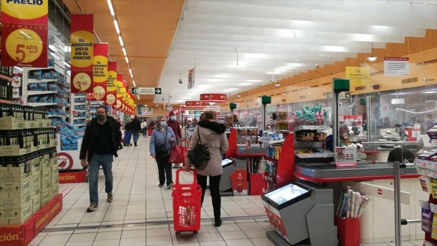 Gente comprando en un supermercado de Alcampo en Madrid, capital de España, 21 de enero de 2022. (Foto: Getty Images)