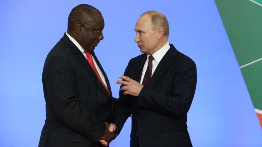 El presidente de Sudafrica, Cyril Ramaphosa (izq.), y su homólogo ruso, Vladimir Putin, en la cumbre Rusia-África, en Sochi, 23 de octubre de 2019.