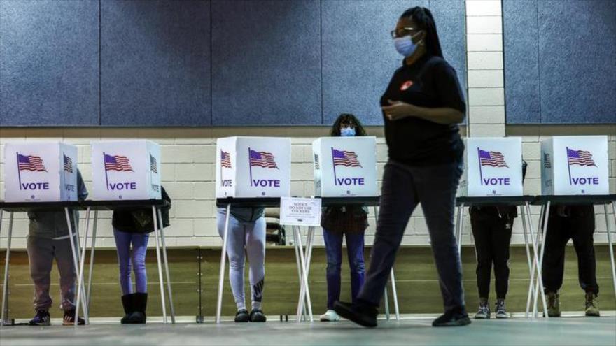 Un trabajador electoral pasa junto a los votantes en un centro durante las elecciones intermedias, Michigan, EE.UU., 8 de noviembre de 2022. (Foto: Reuters)