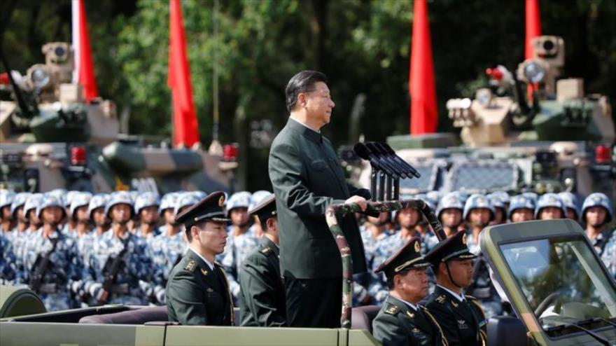 El presidente chino, Xi Jinping, inspecciona las tropas en un acto en Hong Kong. (Foto: Reuters)