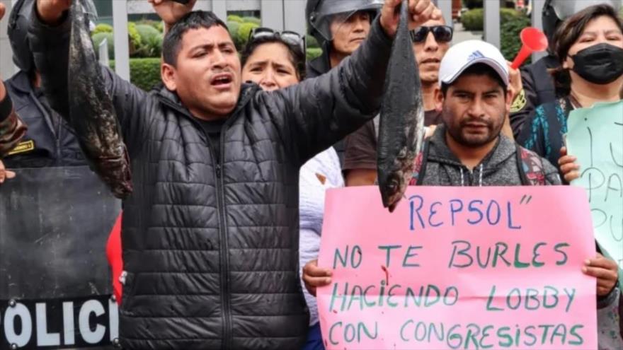 Pescadores peruanos exigen indemnizaciones a Repsol por derrame