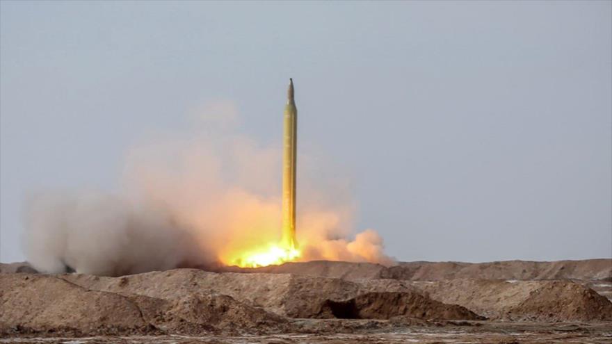Una vista del lanzamiento de un misil balístico iraní durante un ejercicio militar en el centro de Irán, 16 de enero de 2021. (Foto: AFP)