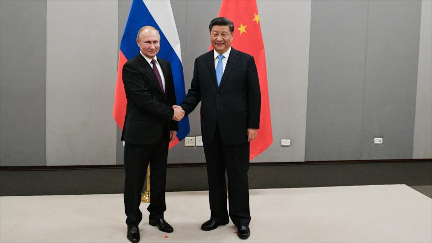Presidente ruso, Vladimir Putin (dcha.), y su par chino, Xi Jinping, en una reunión al margen de una cumbre BRICS en Brasil, 13 de noviembre de 2019.