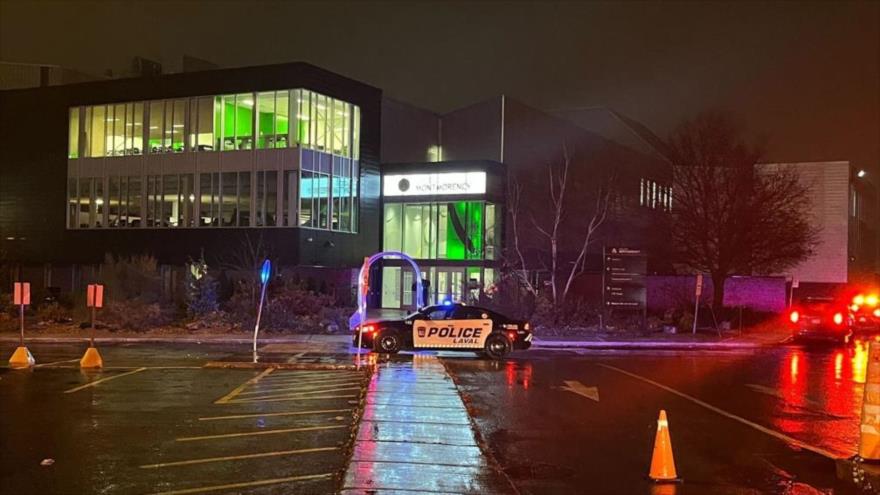 Una patrulla de la policía en fuera de College Montmorency en Laval, en Montreal, después de un tiroteo, 11 de noviembre de 2022. (Foto: Noovo Info)
