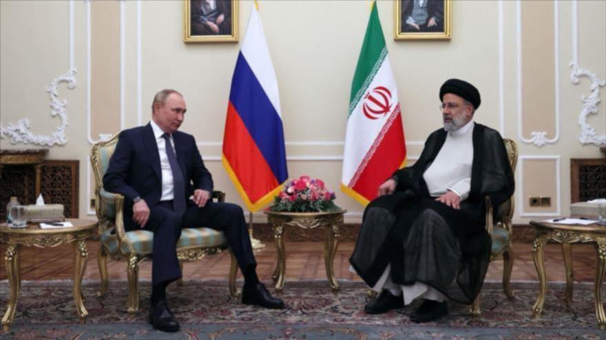 Presidente iraní, Seyed Ebrahim Raisi (dcha.), y su par ruso, Vladimir Putin, Teherán, 19 de julio de 2022. (Foto: AFP)