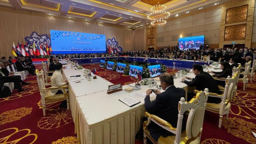 El canciller ruso, Serguei Lavrov, participa en la 17.ª Cumbre de Asia Oriental en Phnom Penh, Camboya, 13 de noviembre de 2022.