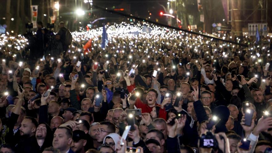Miles de personas protestan frente a la sede del gobierno en Tirana, Albania, 12 de noviembre de 2022. (Foto: AFP)