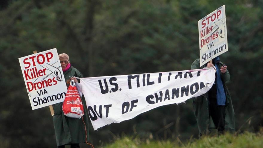 Activistas intentan bloquear la pista de Shannon en protesta por el uso militar del aeropuerto por parte de EE.UU. (Foto: Getty Images)