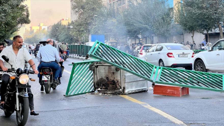 Alborotadores bloquean una carrera en Teherán, capital iraní, 8 de octubre de 2022. (Foto: AFP).