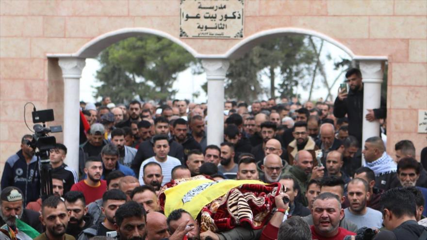 Palestinos participan en funeral de Folla al-Massalma, niña de 16 años asesinada por fuerzas israelíes, Cisjordania, 15 de noviembre de 2022.
