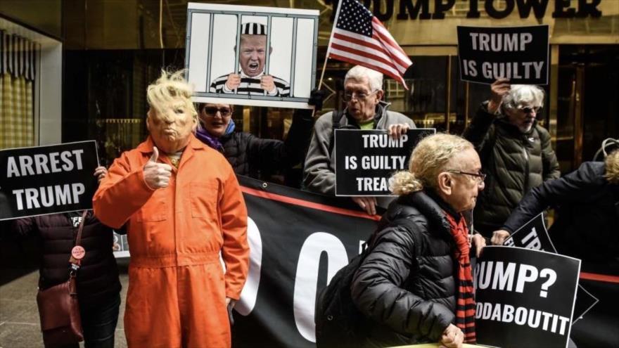 Manifestantes protestan en Nueva York en rechazo a posible postulación de Donald Trump para las elecciones de 2024, 15 de noviembre de 2022. 