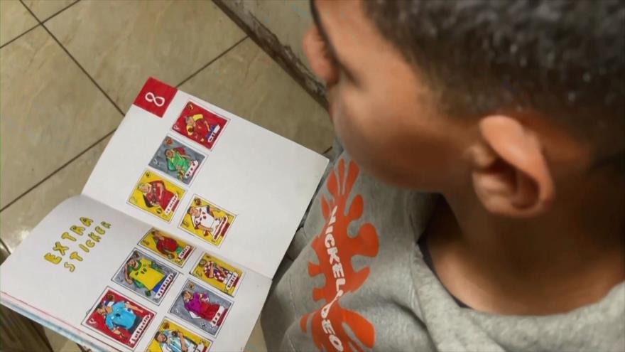 Un niño chileno dibuja su álbum de la Copa Mundial de fútbol