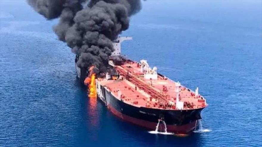 El humo se eleva tras el ataque con un dron al petrolero israelí Pacific Zircon, 14 de noviembre de 2022.