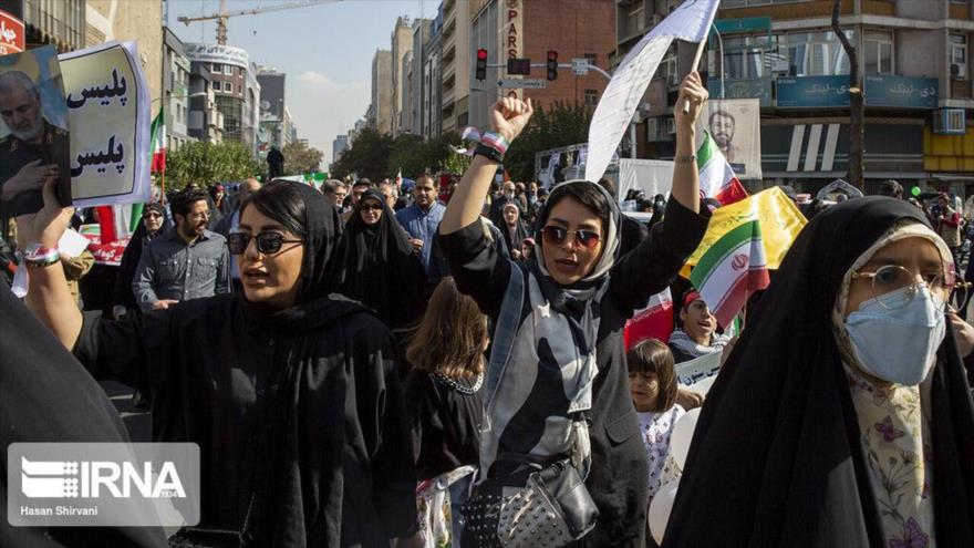 Mujeres iraníes participan en una marcha en Teherán, capital, para condenar los disturbios y actos vandálicos en el país persa. (Foto: IRNA)