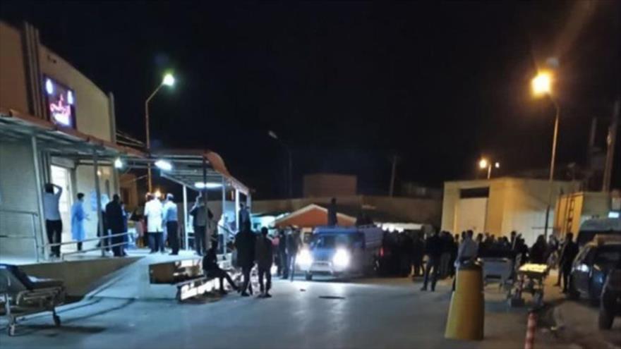 Los lugareños se reúnen frente al hospital en que fueron trasladados los heridos del atentado en Izeh, 16 de noviembre de 2022.