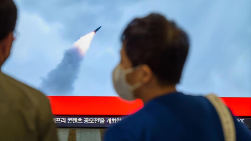 Una pantalla de televisión muestra noticia de lanzamiento de un misil por Corea del Norte, en una estación de tren en Seúl, 9 de noviembre de 2022. (Foto: Getty Images)