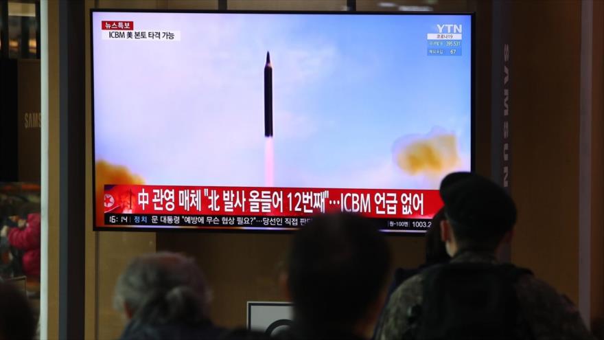 Una pantalla de televisión muestra noticia de lanzamiento de un misil por Corea del Norte, en una estación de tren en Seúl, 24 de marzo de 2022.
