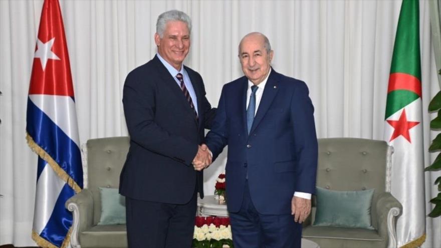 El presidente de Cuba, Miguel Díaz-Canel (izda.), se reúne con el presidente de Argelia, Abdelmayid Tebune (dcha.), en Argel, capital Argelia, el 17 de noviembre. (Foto: Getty Images)