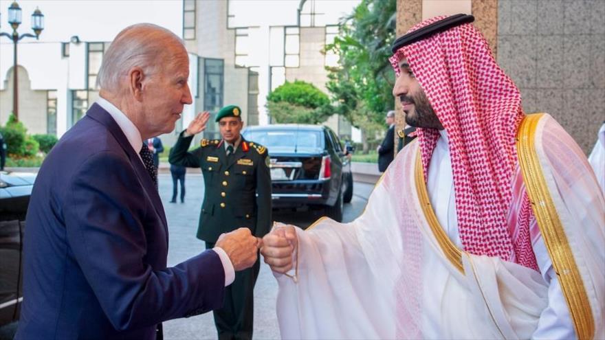 El presidente de EE.UU., Joe Biden (izda.), y el príncipe heredero saudí, Muhamad bin Salman, en Yeda, Arabia Saudí, 15 de julio de 2022. (Foto: Reuters)