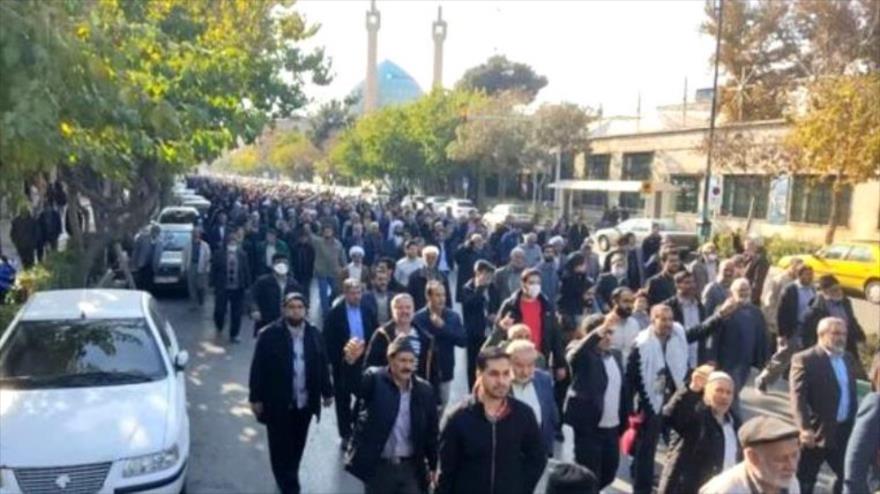 Manifestantes en Mashad condenan violencia apoyada desde exterior