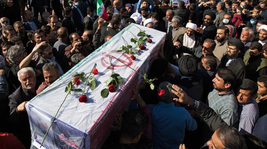La gente asiste al funeral de las víctimas del ataque armado en la ciudad de Izeh, 18 de noviembre de 2022. (Foto: IRNA)