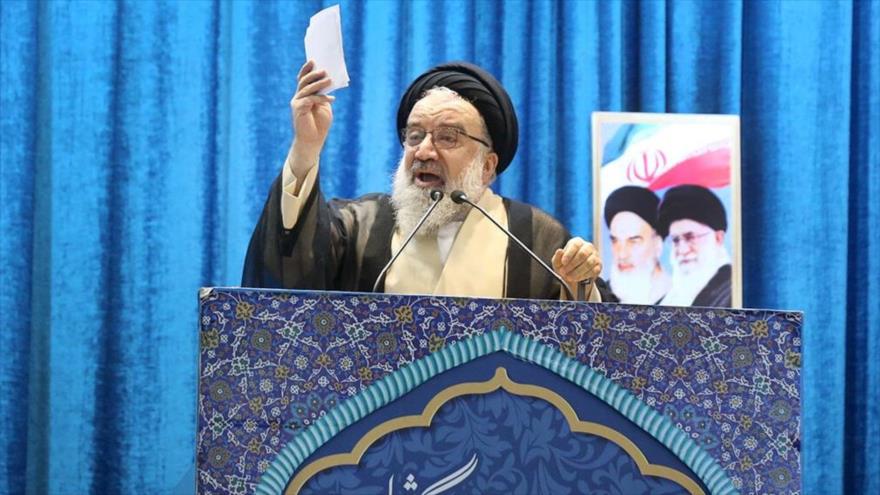 El Imam del rezo del viernes de Teherán, el ayatolá Seyed Ahmad Jatami, ofrece el sermón de esta semana, en la Universidad de Teherán, 18 de noviembre de 2022.