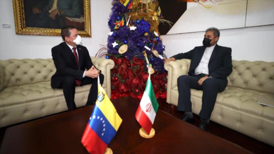 El canciller de Venezuela, Carlos Faría (izda.), se reúne con el embajador de Irán en Caracas, Hoyatolá Soltani, 17 de noviembre de 2022.