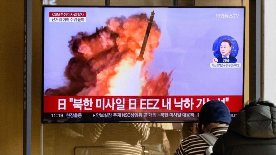 Una pantalla muestra el momento de lanzamiento de un misil norcoreano, en una estación de tren en Seúl, 18 de noviembre de 2022. (Foto: AFP)