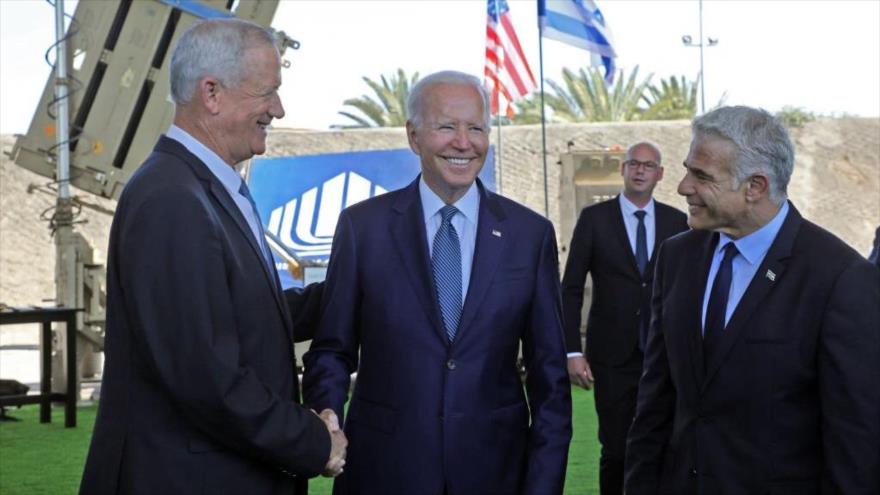 Ministro israelí de asuntos militares, Benny Gantz, presidente de EE.UU., Joe Biden, y premier israelí, Yair Lapid, cerca de Tel Aviv, 13 de julio de 2022.
