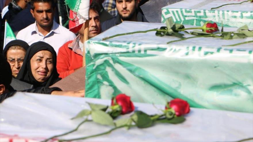 La gente asiste al funeral de las víctimas del ataque armado en la ciudad de Izeh, 18 de noviembre de 2022.