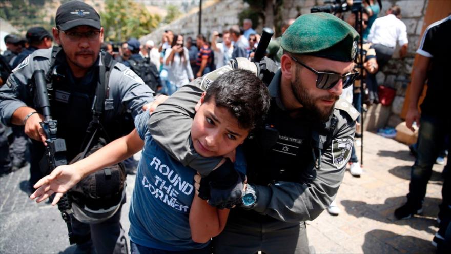 Fuerzas israelíes arrestan a un menor palestino en la ciudad de Al-Quds (Jerusalén). (Foto: AFP)