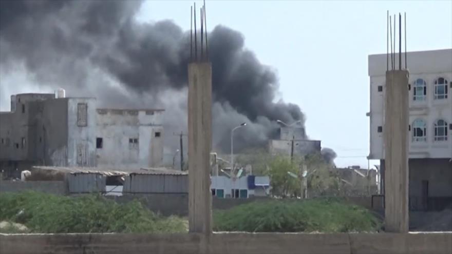 
Columnas de humo tras una ofensiva de la coalición agresora saudí en Yemen.
