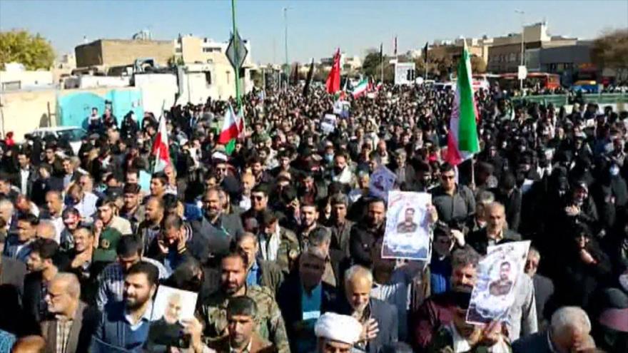 Iraníes participan en funeral de héroes asesinados por vándalos en Isfahán - Noticiero 12:30