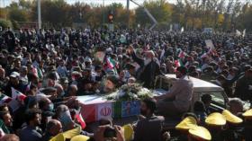 Enlutados iraníes retan a vándalos con masivo funeral en Isfahán