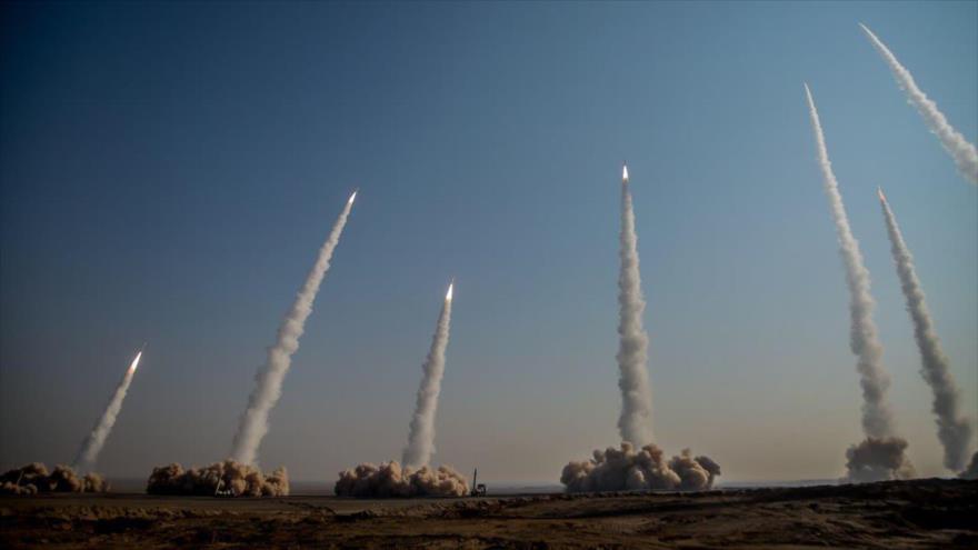 El Cuerpo de Guardianes de Irán prueba misiles balísticos durante una maniobra militar, 15 de enero de 2021.